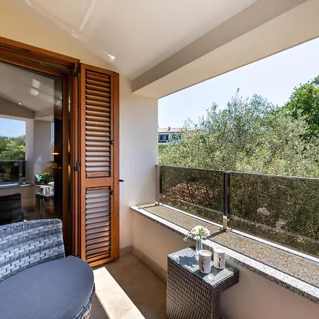 Luxury With A Swimming Pool Kremenici, Krk - 25986 Malinska